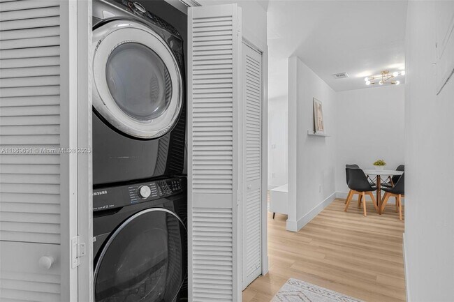 Building Photo - 2661 SW 28th Ct