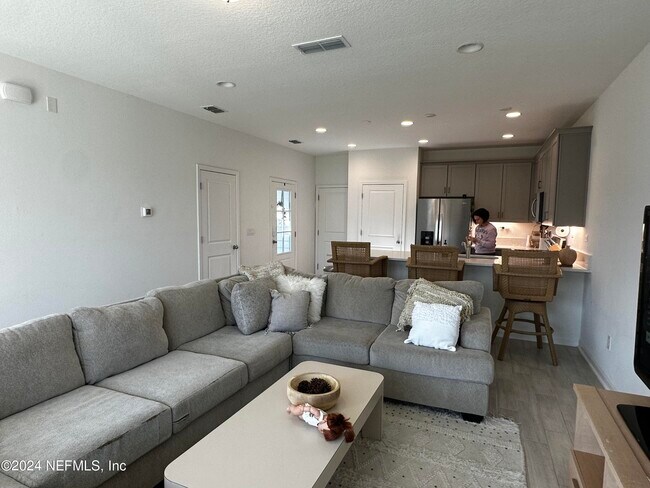 Building Photo - 411 Brandon Lks Dr