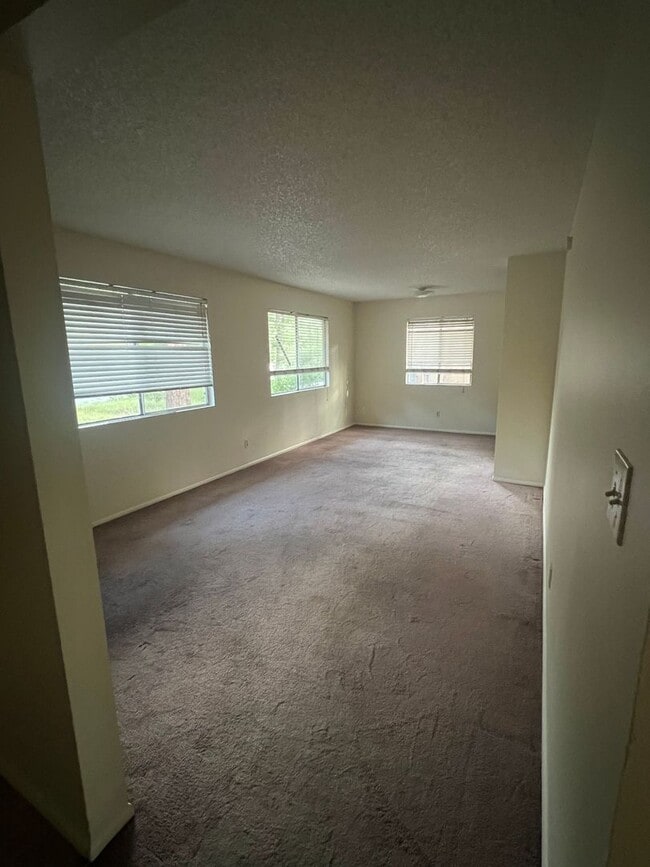 Building Photo - $2,475 3 Bed/2 Bath House -Country Club Estates neighborhood