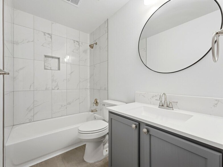 Building Photo - 1004 Downridge Dr