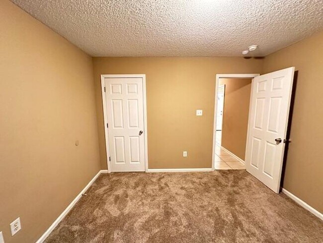 Building Photo - 2225 Redwood Dr