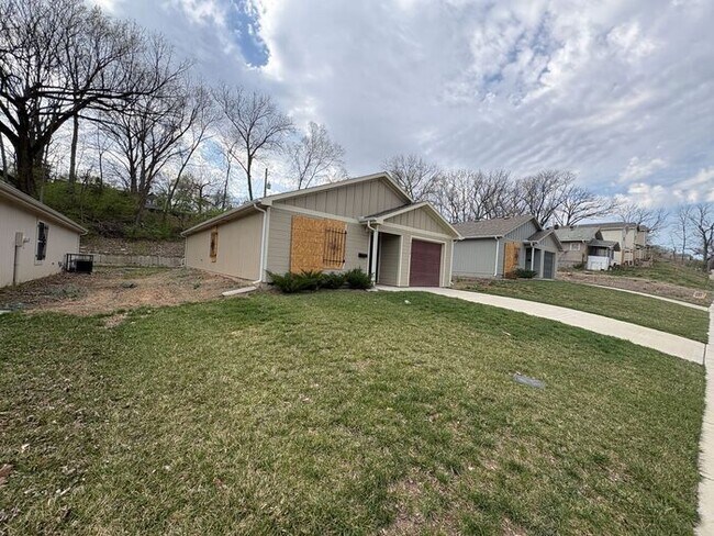 Building Photo - Charming 4-Bedroom Home with Spacious Livi...