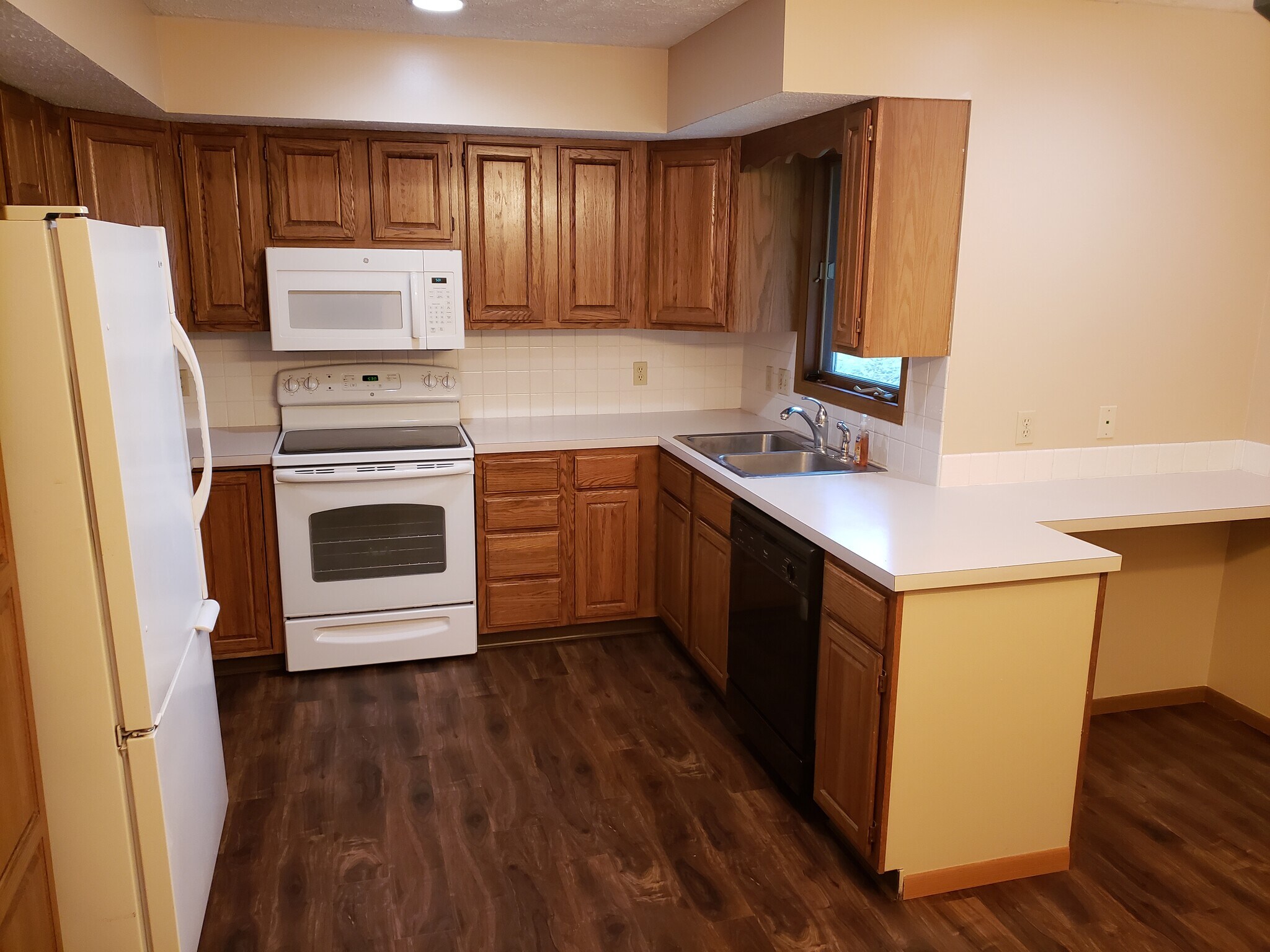 Kitchen - 5501 S 32nd Cir