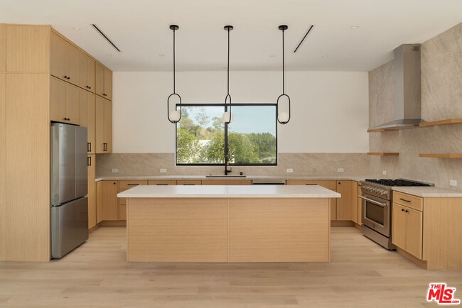 Primary Photo - 1931 Sunset Plaza Dr