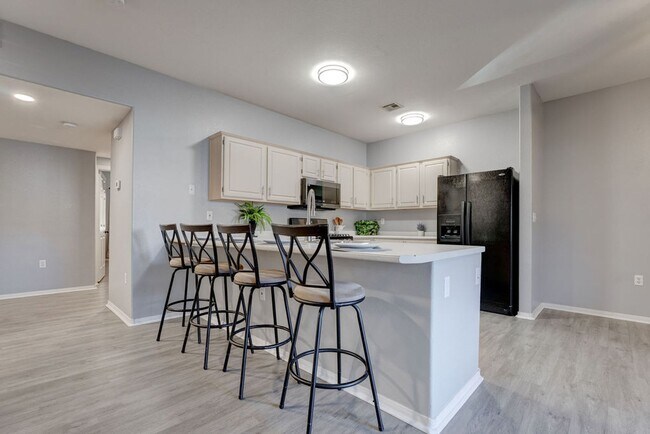 Building Photo - 855 N Stephanie St