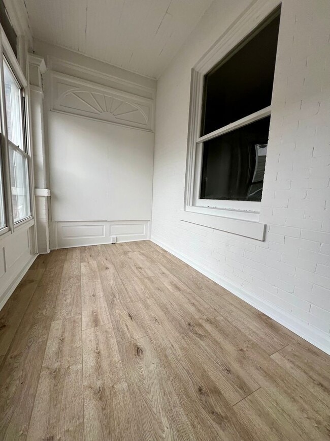 Building Photo - Newly Renovated 3-Bedroom Townhouse in Elmwood Park! Available mid-May!