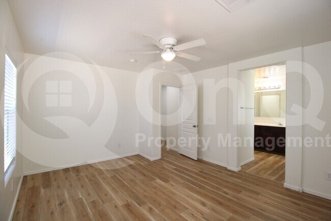 Building Photo - 3813 E Santa Fe Ln