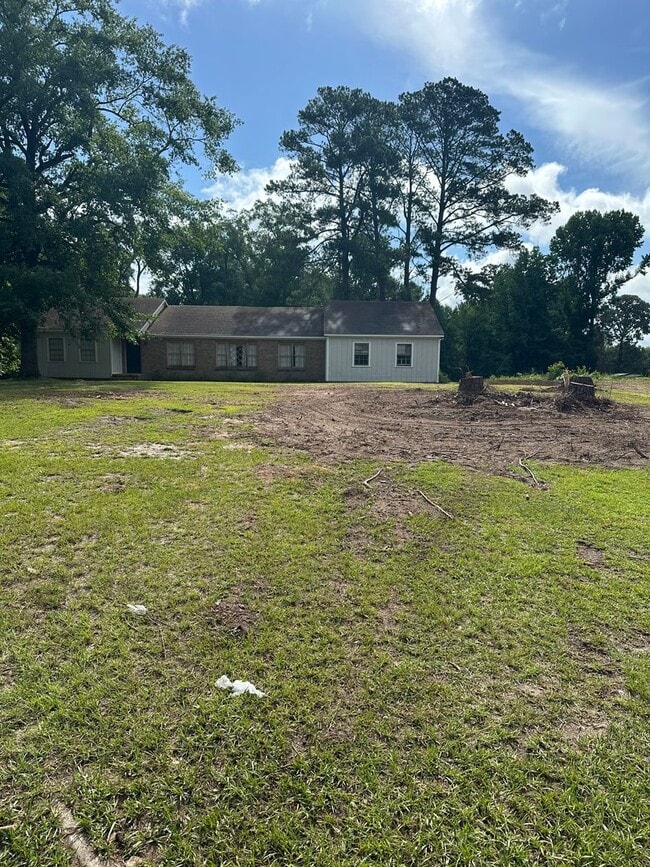 Building Photo - 1040 Fort Dale Rd