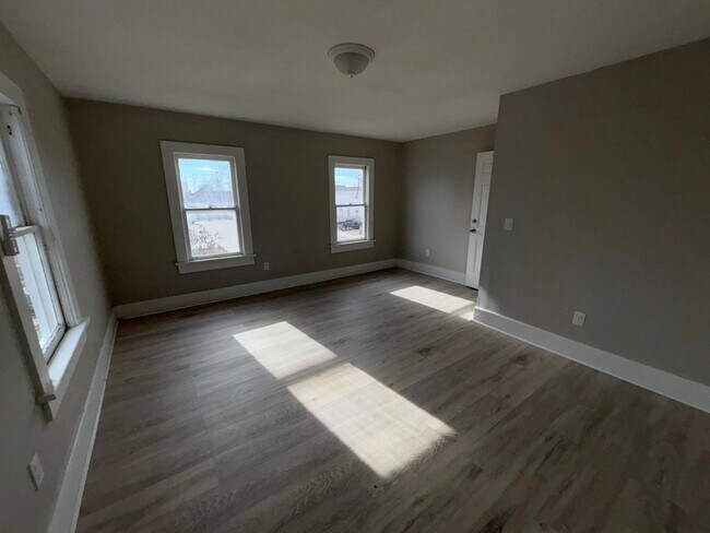 Building Photo - 14 E 6th Ave