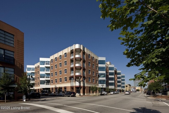 Building Photo - 324 E Main St