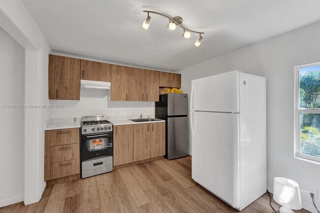Building Photo - 310 N Ocean Breeze