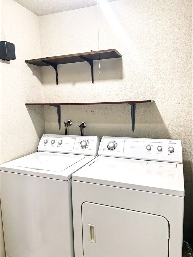 Building Photo - 2 Bedroom 1.5 Bath Condo Renton - 1 Carpor...