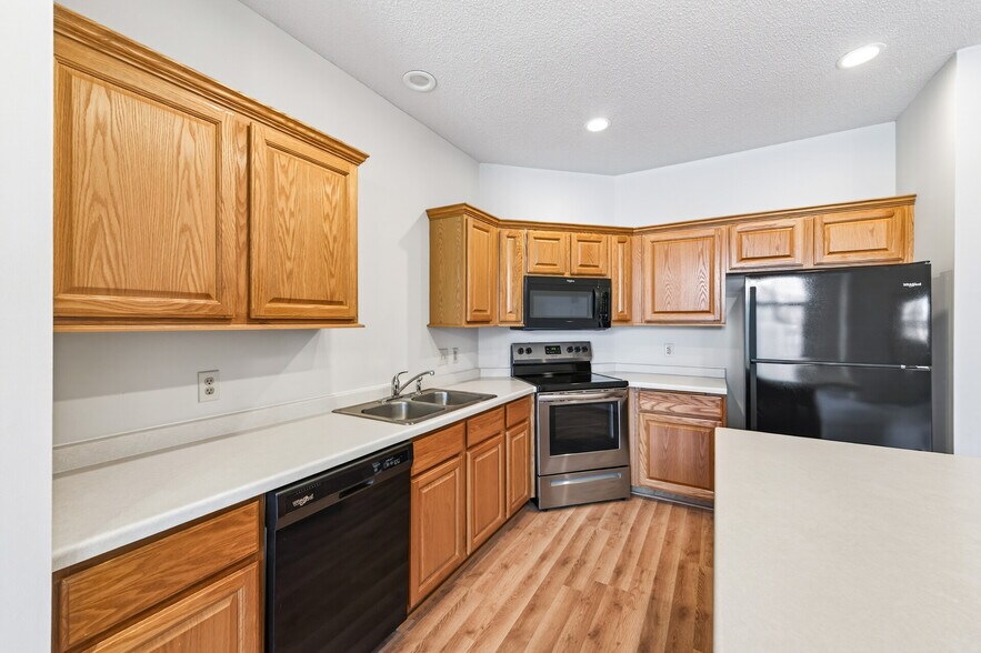 Building Photo - 475 Hickory Ln N