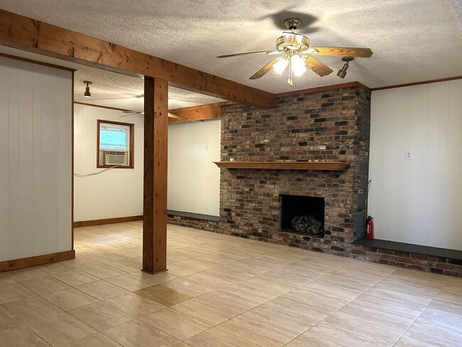 Building Photo - Charming Split-Level Home with Spacious Yard & Modern Updates – Ideal Location!