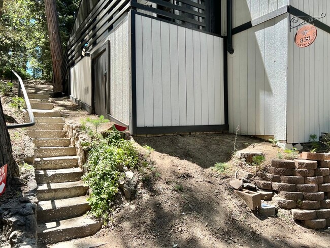 Building Photo - 838 Lakeview Ln