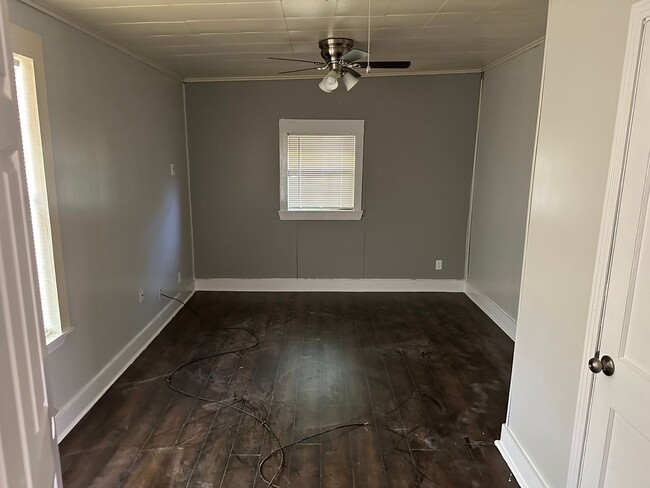 Building Photo - 3 Bedroom 1 Bath Rental