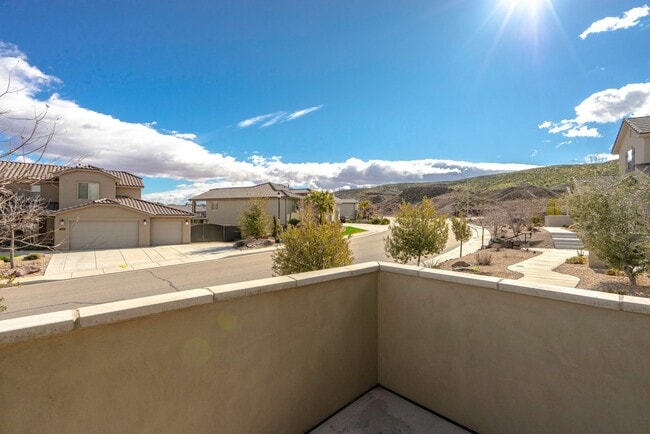 Building Photo - 3 Bedroom Townhome in Hidden Valley with C...