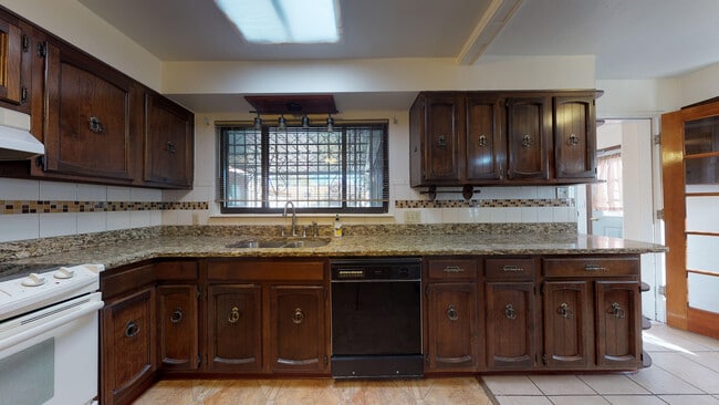 Building Photo - UPTOWN 3/BD 2/BA 1/CP WORKSHOP