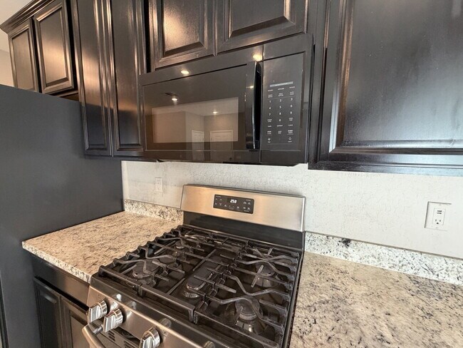 Building Photo - GATED 3 BED 3 BATH 2 CAR GARAGE TOWNHOUSE W/ BED AND BATH DOWNSTAIRS + LOFT & YARD. COMMUNITY FEA...