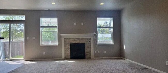 Building Photo - 544 SE Casting St