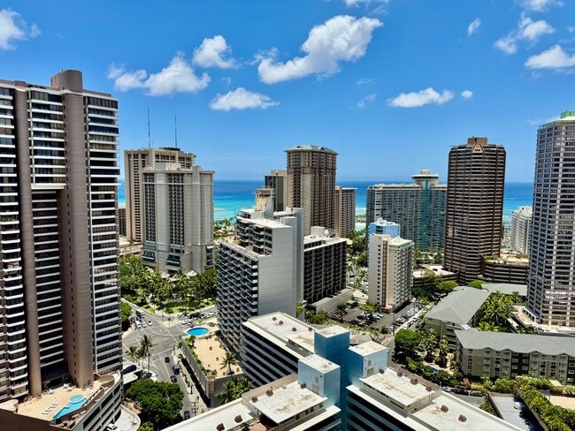 Building Photo - 2/2/1 Beautifully Upgraded unit located at...