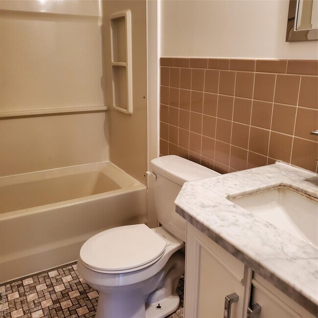 Building Photo - 160-166 W Rd