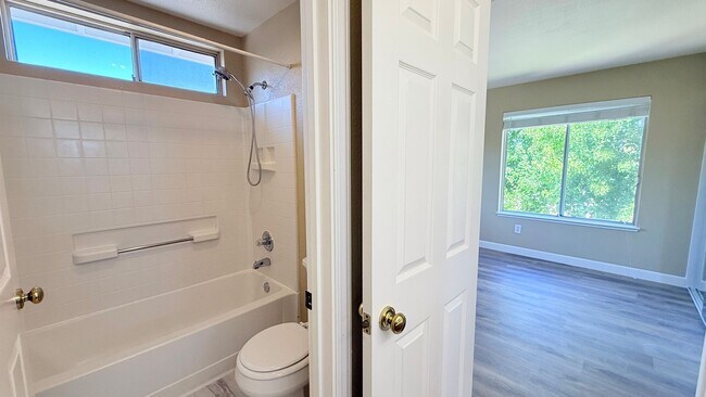 Building Photo - 401 Skylark Ct