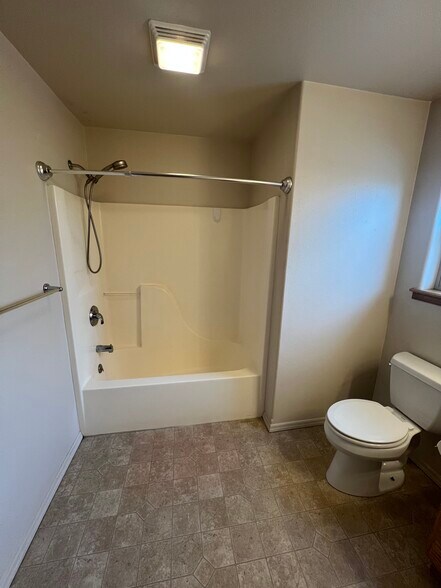 Building Photo - 803 E Riggs St