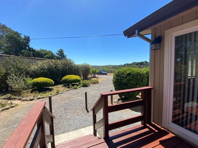 Building Photo - Private, Gated and Views -2 Bdm 2 Bath Gra...
