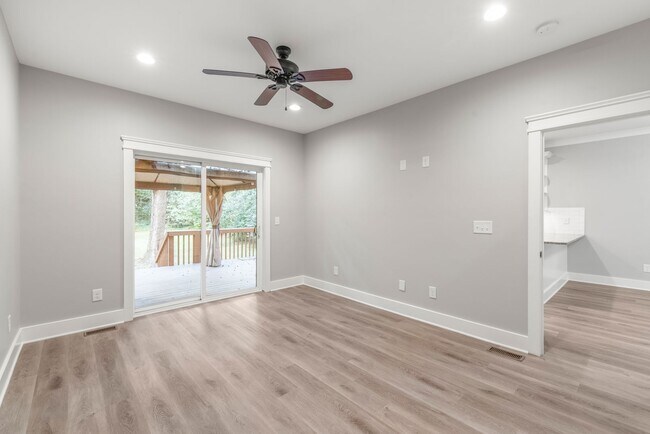 Building Photo - Beautiful Home with a Backyard Deck in Bid...