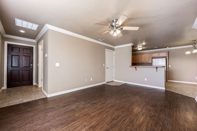 Building Photo - Charming 3BR, 2.5BA Rental Home with Moder...