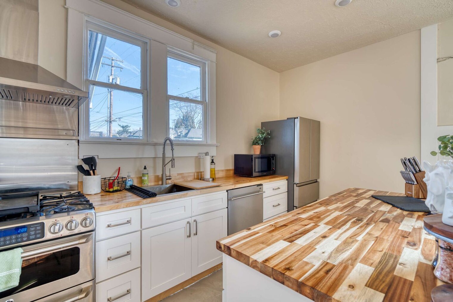 Building Photo - 502 NE 29th Ave