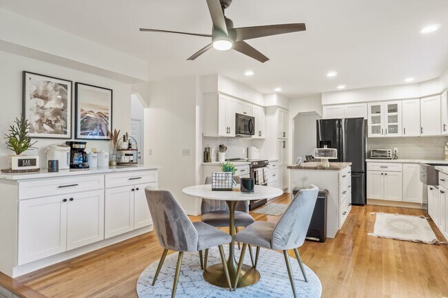 Building Photo - Lovely 3 Bedroom + Bonus Room with Spaciou...