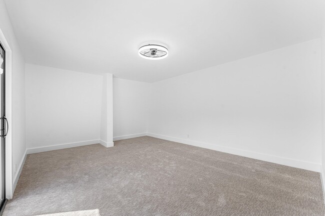 Building Photo - 3007 San Clara Dr