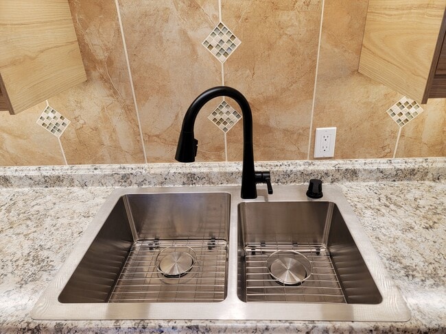Kitchen 6 - 5650 E Mabel St