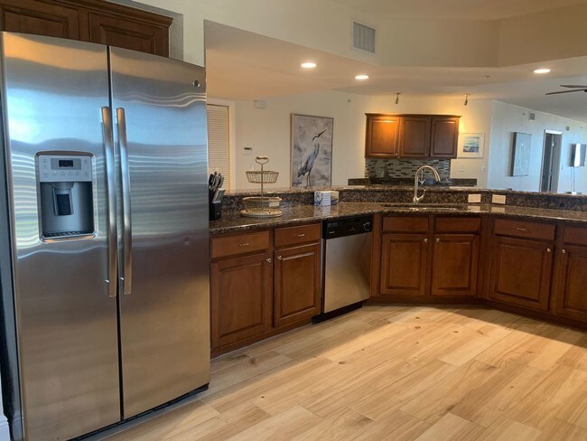 Building Photo - Luxury furnished intercoastal condo