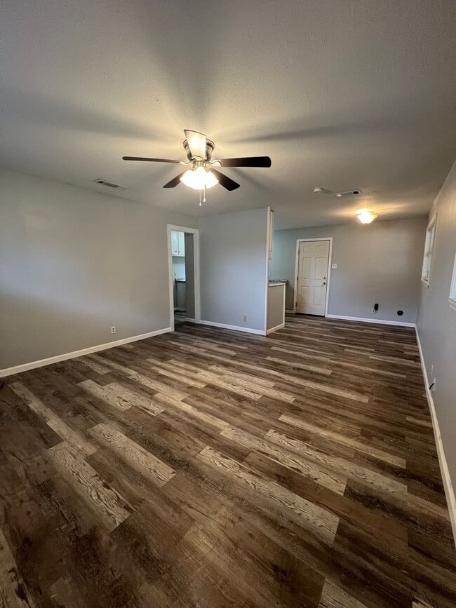 Building Photo - 3 Bedroom 1 bath Home for Lease