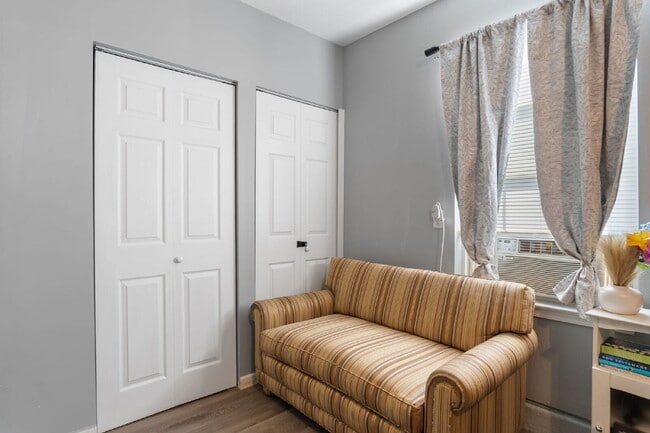 Building Photo - 2 Bed 2 Bath Garage Apartment in La Vergne
