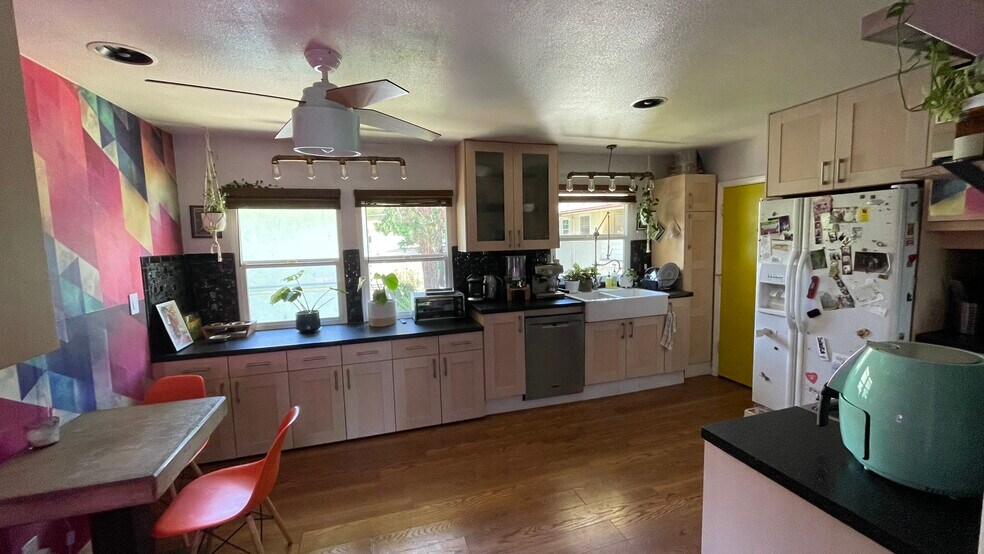 Building Photo - 5823 Bowcroft St