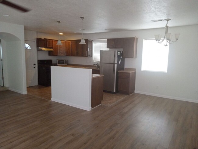 Primary Photo - AVAILABLE NOW- 2 Bed 1 Bath - 1300 sq ft -...