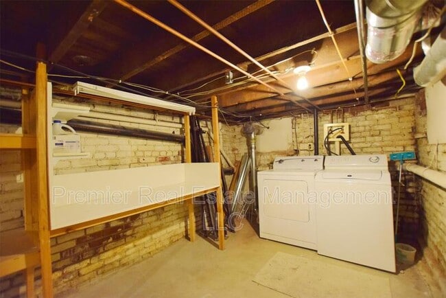 Building Photo - 335 E 7th Ave