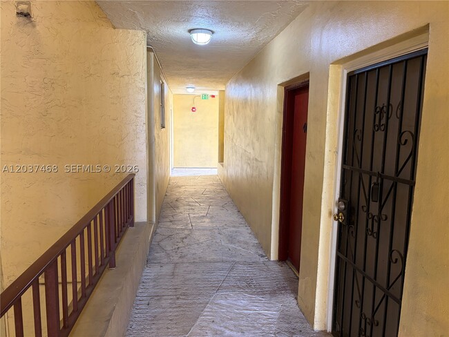 Building Photo - 406 W Park Dr