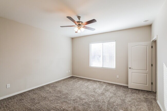 Building Photo - 8225 W Kittiwake Ln