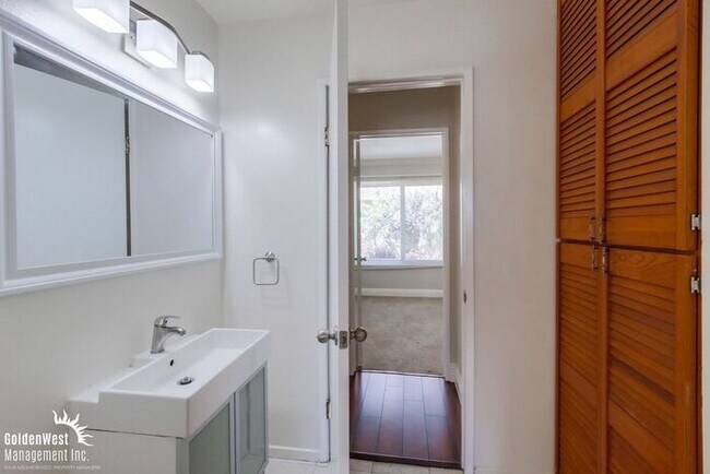 Building Photo - Stylish 2Bdm 1Ba Condo in Gated Clairemont Mesa Community!