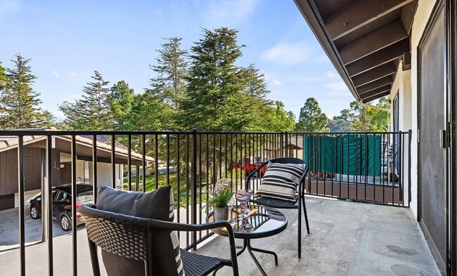 Building Photo - This sweet 1-BD, 1-BA condo is in the Sant...