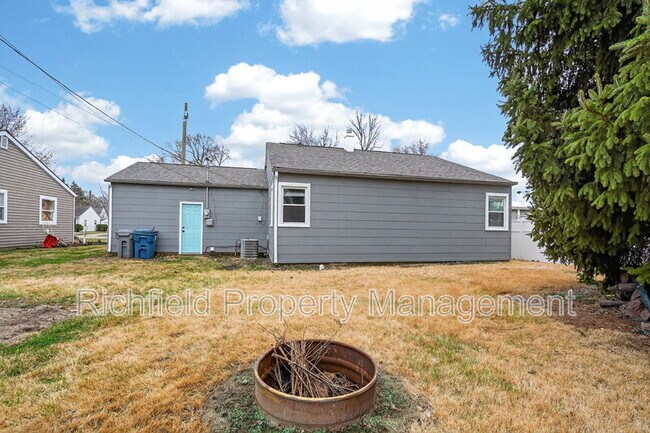 Building Photo - 1260 Lincoln Dr