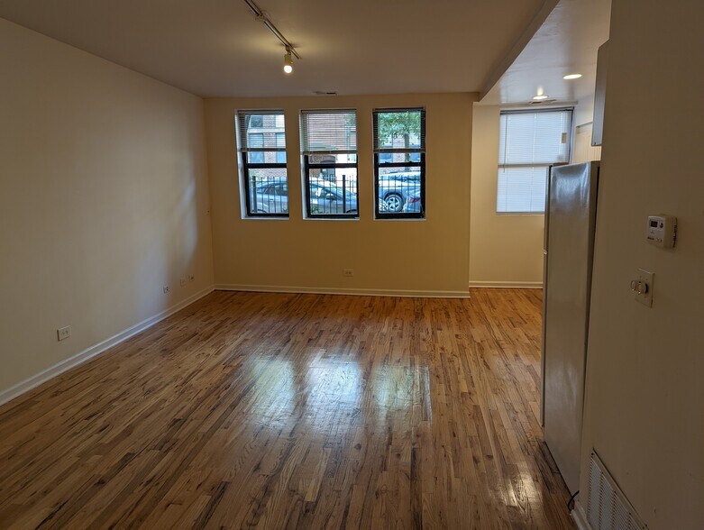 Building Photo - 912 W Dakin St