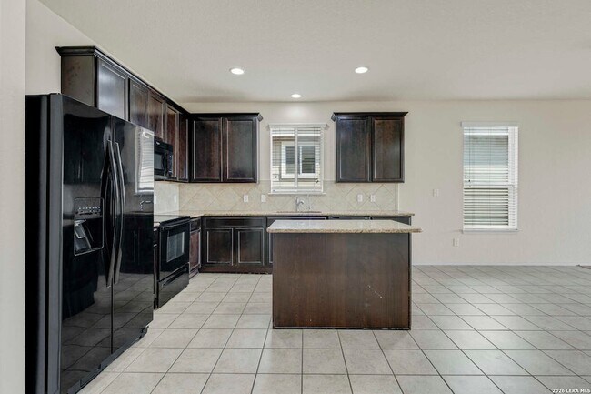 Building Photo - 322 Walnut Crest