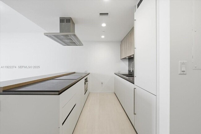 Building Photo - 1000 Brickell Plaza