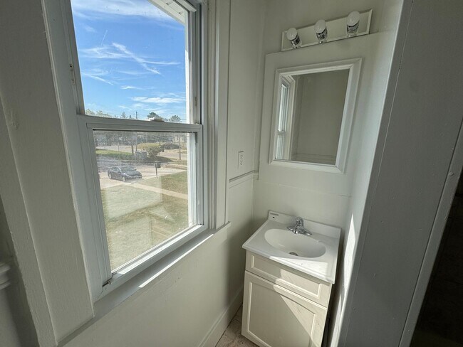 Building Photo - 2 Bed, 1 Bath Townhome Across from Stephen...